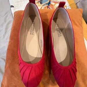 Journee Collection Women's Scarlet Pleated Flats